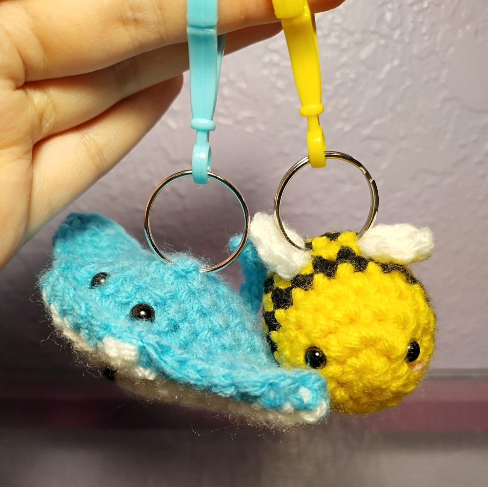 Crochet stingray and bee keychains - Picture 3 of 4